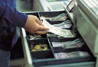 Kasos aparato techninė priežiūra – techninis specialistas tikrina kasos sistemą prekybos vietoje